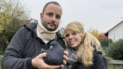 Manu Seeg (l.) und Linda Gabler mit der geretteten Taube Mausi. (Foto: Josefine Mühlroth)