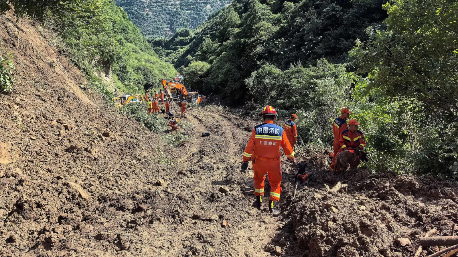 Helfer suchten in Ganzu nach einem Erdrutsch nach Vermissten.  (Foto: ---/XinHua/dpa)
