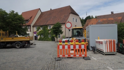 Die Baumaschinen stehen schon bereit: Der Platz am Fränkischen Museum, wo die Straßen Am Spittel von links und Hinterer Spitzenberg von rechts in die Museumstraße münden. Wegen der Verlegung von Wasserleitungen und Glasfaserkabeln gilt hier ab Montag eine Sperrung. (Foto: Peter Zumach)