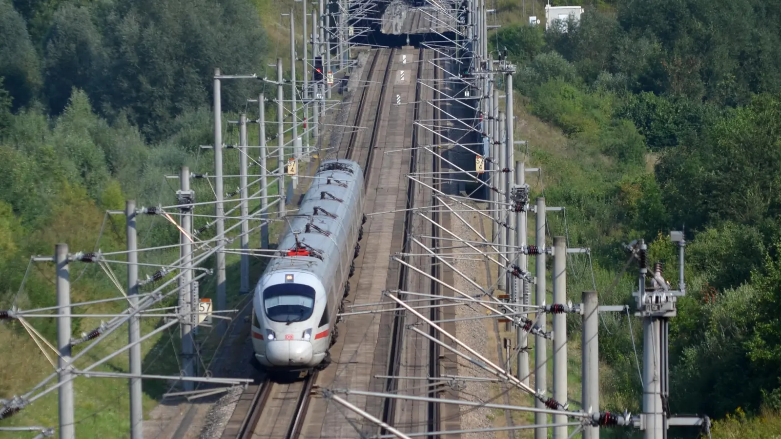 Ein ICE bei Kinding auf der Neubaustrecke Nürnberg-Ingolstadt: Ähnlich wie dort könnte auch zwischen Nürnberg und Würzburg eine ICE-Trasse entlang der Autobahn verlaufen. (Foto: Johannes Hirschlach)