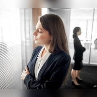 Bei Regelschmerzen fällt es vielen Frauen schwerer als sonst, im Job leistungsfähig und konzentriert zu bleiben. (Foto: Klaus-Dietmar Gabbert/dpa-tmn)