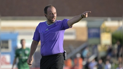 Eine „Blaue Karte“ würde farblich ganz gut passen, die bleibt den Schiedsrichtern wie Peter Dotzel vom TSV Heidenfeld (hier bei der Partie SpVgg Ansbach – Wacker Burghausen) aber erspart. (Foto: Martin Rügner)