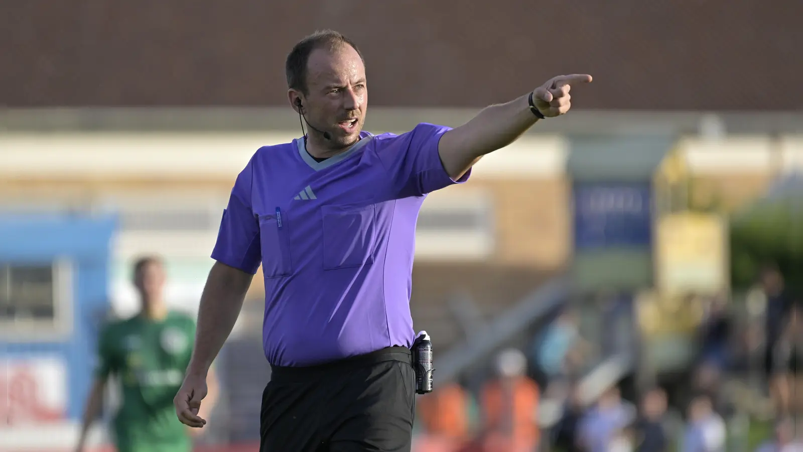 Eine „Blaue Karte“ würde farblich ganz gut passen, die bleibt den Schiedsrichtern wie Peter Dotzel vom TSV Heidenfeld (hier bei der Partie SpVgg Ansbach – Wacker Burghausen) aber erspart. (Foto: Martin Rügner)