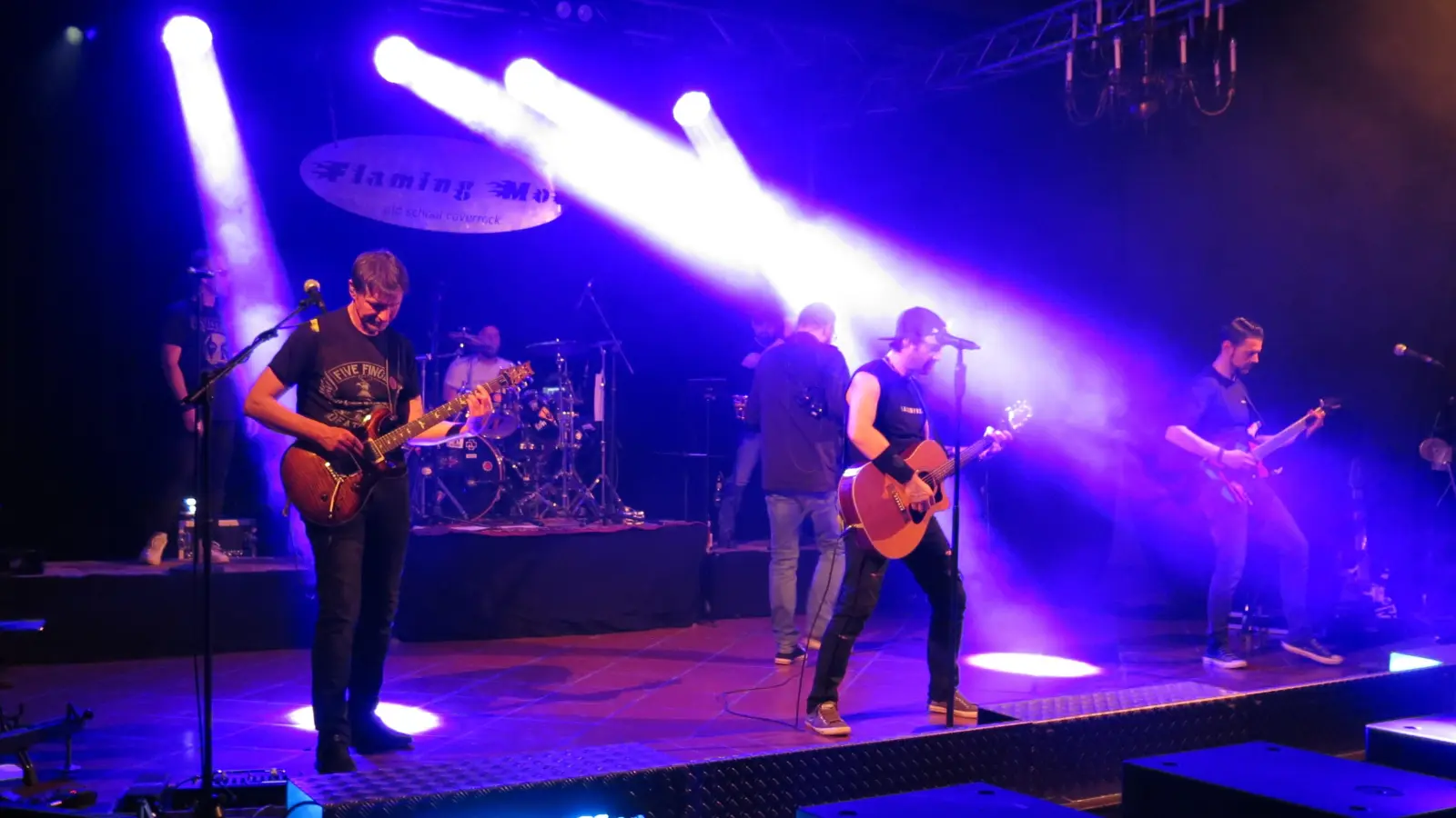 Ordentlich lautstark: Im großen Schrannensaal gab es von Flaming Moe Heavy-Metal und klassische Rock-Songs der 1970er- bis 1990er-Jahre zu hören. (Foto: Alexander Schäffer)