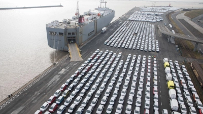 Fahrzeuge des VW-Konzerns vor der Verschiffung. Niedersachsen gehört zu den am härtesten betroffenen Ländern. (Archivbild) (Foto: Jörg Sarbach/dpa)