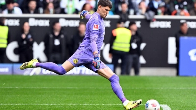 Dortmunds Keeper Gregor Kobel war nach der Niederlage in Gladbach unzufrieden.  (Foto: Federico Gambarini/dpa)