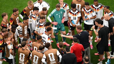 In der Bundesliga und bei der UEFA gibt es keine Überlegungen für zusätzliche Trinkpausen. (Foto: Federico Gambarini/dpa)