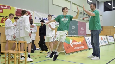 Gut gemacht: hapa-Trainer Martin Ides klatscht Simon Feneberg ab, der in München mit 17 Punkten Topscorer war. (Foto: Martin Rügner)