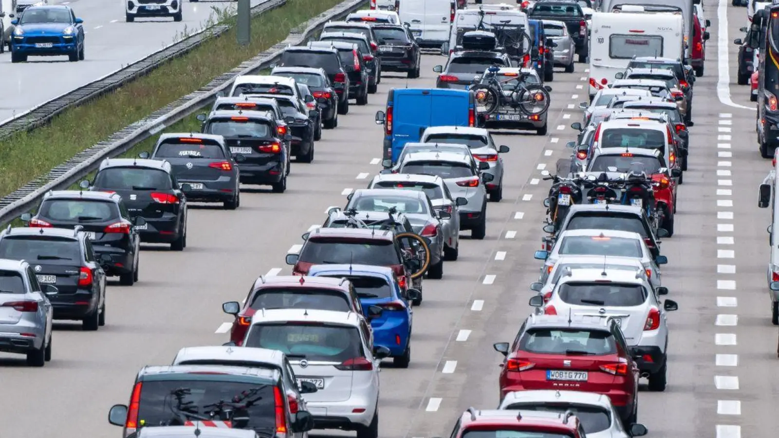 Autos und Reisebusse stehen auf der Autobahn 8 in Richtung Norden im Stau. (Foto: Peter Kneffel/dpa)