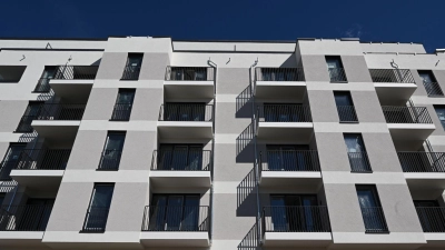 Neu gebaute Wohnungen in der Pistoriusstraße in Berlin: Der Preisverfall bei Häusern und Wohnungen hält an. (Foto: Soeren Stache/dpa)