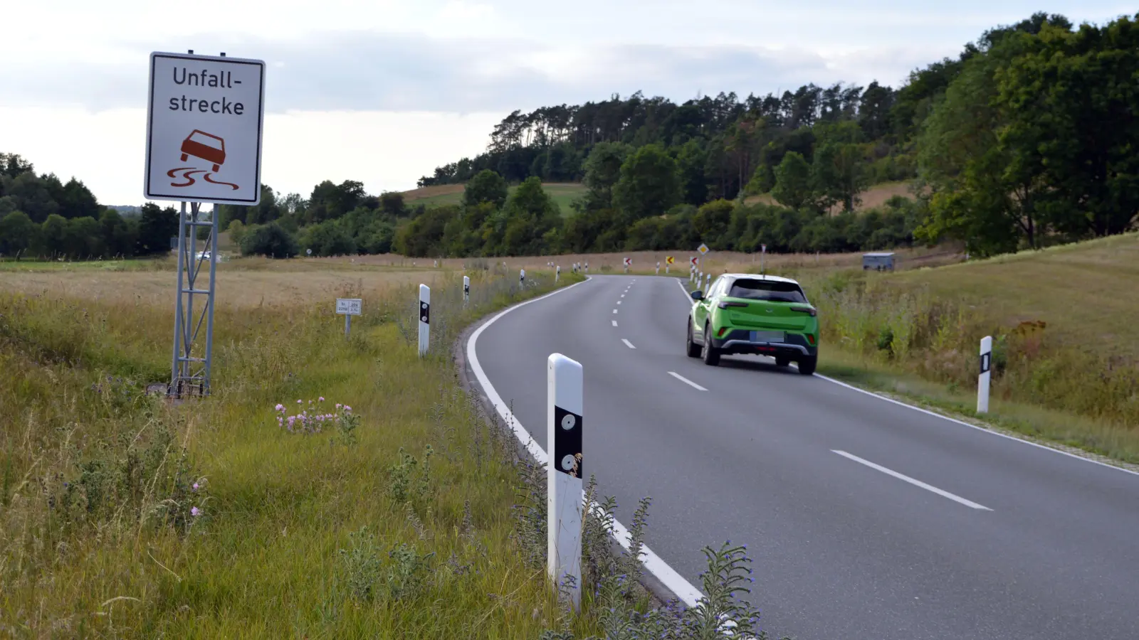 Schilder mit der Aufschrift „Unfallstrecke” weisen die Verkehrsteilnehmer auf die Gefahrensituation hin. Der Kurvenradius soll deshalb im Rahmen eines Umbaus „geschmeidiger” werden, so Bürgermeister Gerhard Eichner. (Foto: Johannes Zimmermann)