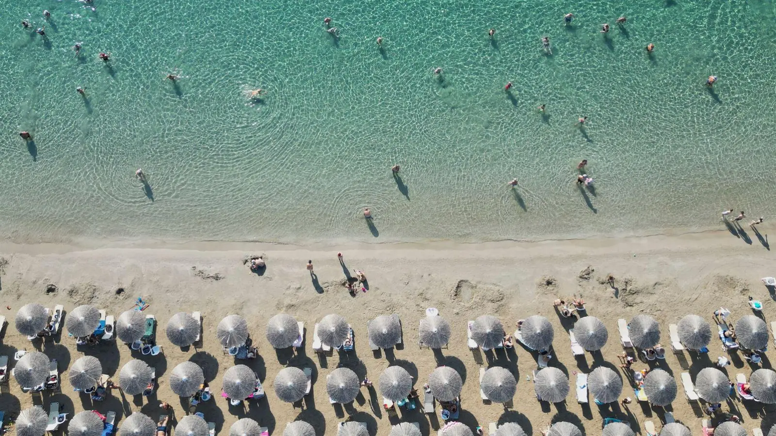 Beliebtes Sommerziel: In den Tui-Buchungen für das kommende Jahr liegt Griechenland weit vorn. (Archivbild) (Foto: Thanassis Stavrakis/AP/dpa)