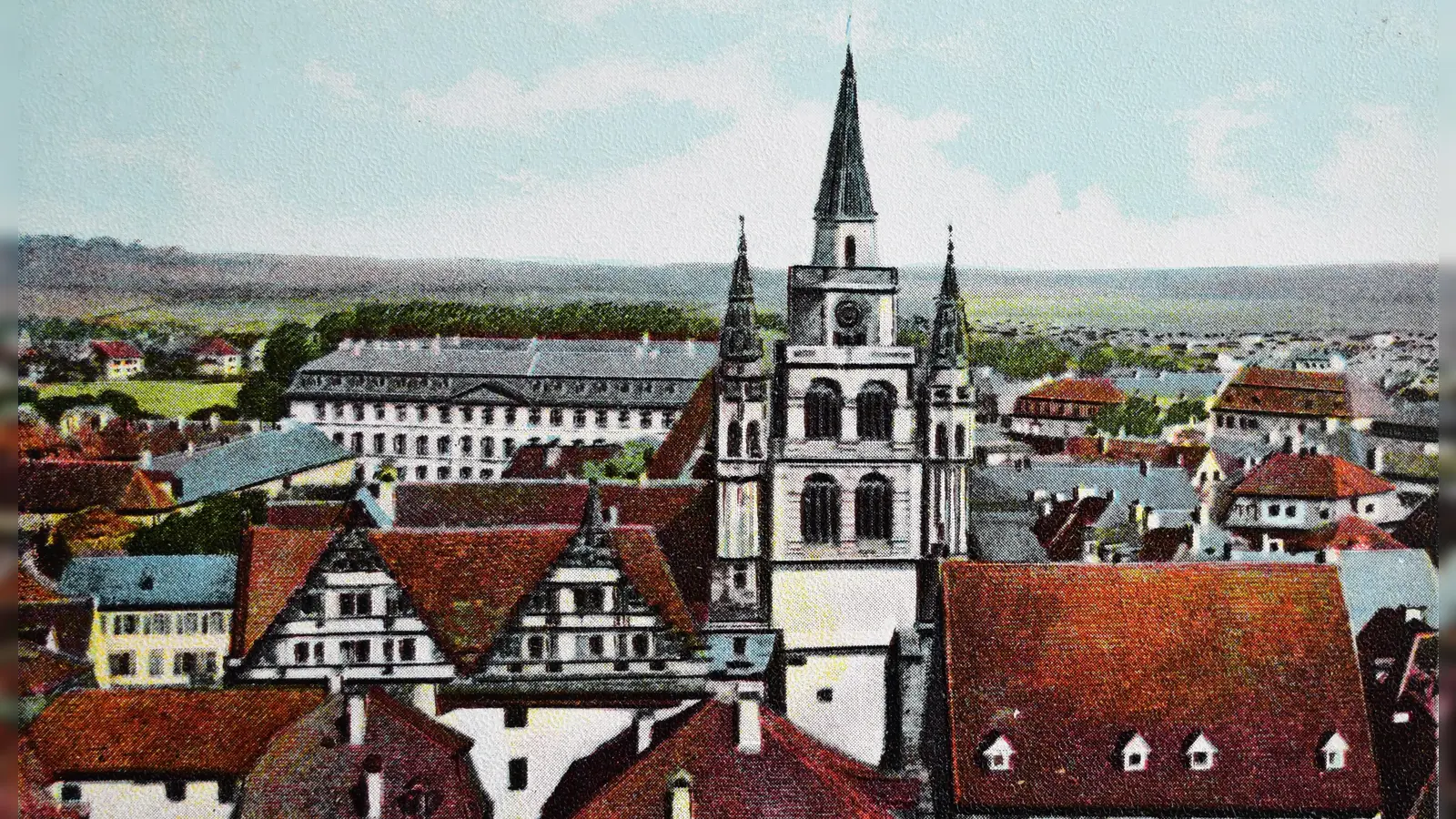 Die Gumbertuskirche ragt hoch über die Ansbacher Dächer auf dieser historischen Postkarte: Im Februar 1926 bereiten sich evangelische Schülerinnen und Schüler der Stadt auf ihre Konfirmation vor&nbsp;– ein paar Jungs werden beim Kartenspiel erwischt.  (Repro: Jim Albright/Sammlung Breitschwert)