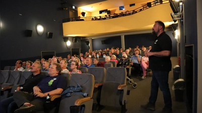 Der KulturKino-Verein in Feuchtwangen freut sich über das Interesse an seinen Veranstaltungen: Seit der Eröffnung im März 2022 sind mehr als 7500 Besucher gekommen. Unser Bild ist beim Tatort-Public-Viewing Anfang Juni 2023 entstanden. (Foto: Gudrun Bayer)