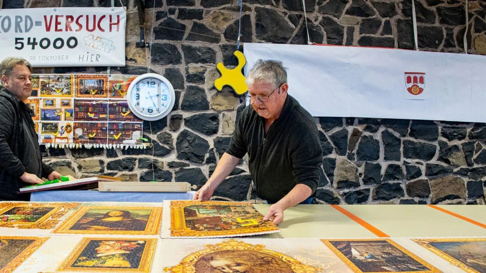 Hans-Josef Schaadt legt letzte Hand an sein Rekord-Puzzle. (Foto: Laszlo Pinter/dpa)