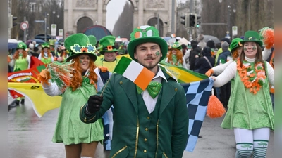 Knapp 1.500 Teilnehmerinnen und Teilnehmer in 70 Gruppierungen laufen in diesem Jahr in der Parade mit. (Archivbild) (Foto: Felix Hörhager/dpa)