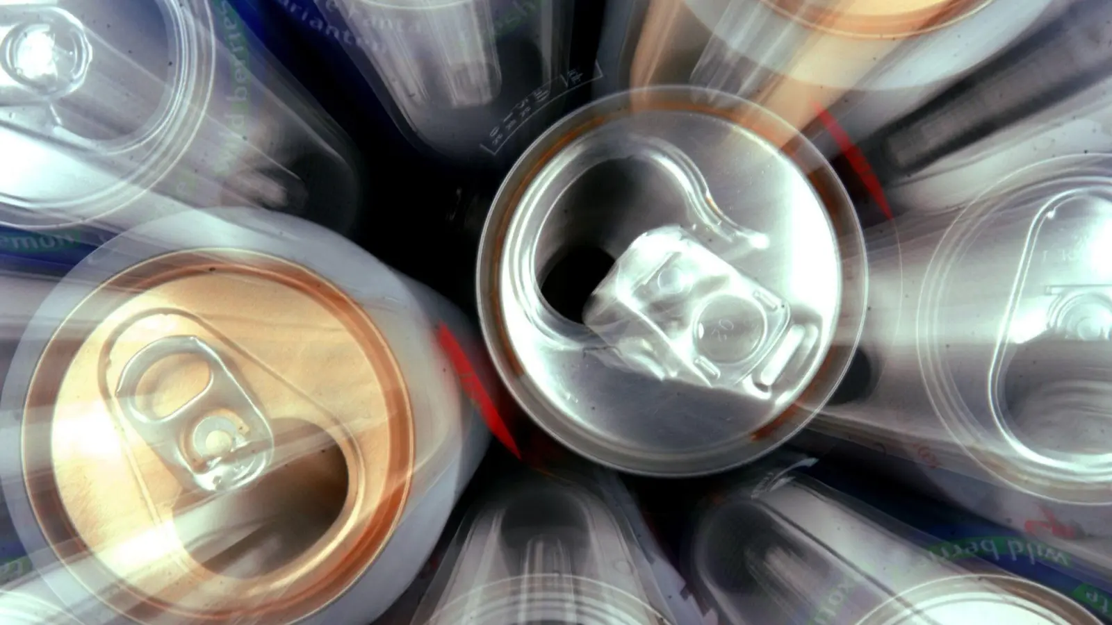 Selbst beschädigte Dosen und Flaschen müssen Händler in vielen Fällen zurücknehmen – und Pfand auszahlen. (Foto: Jens Büttner/dpa/dpa-tmn)