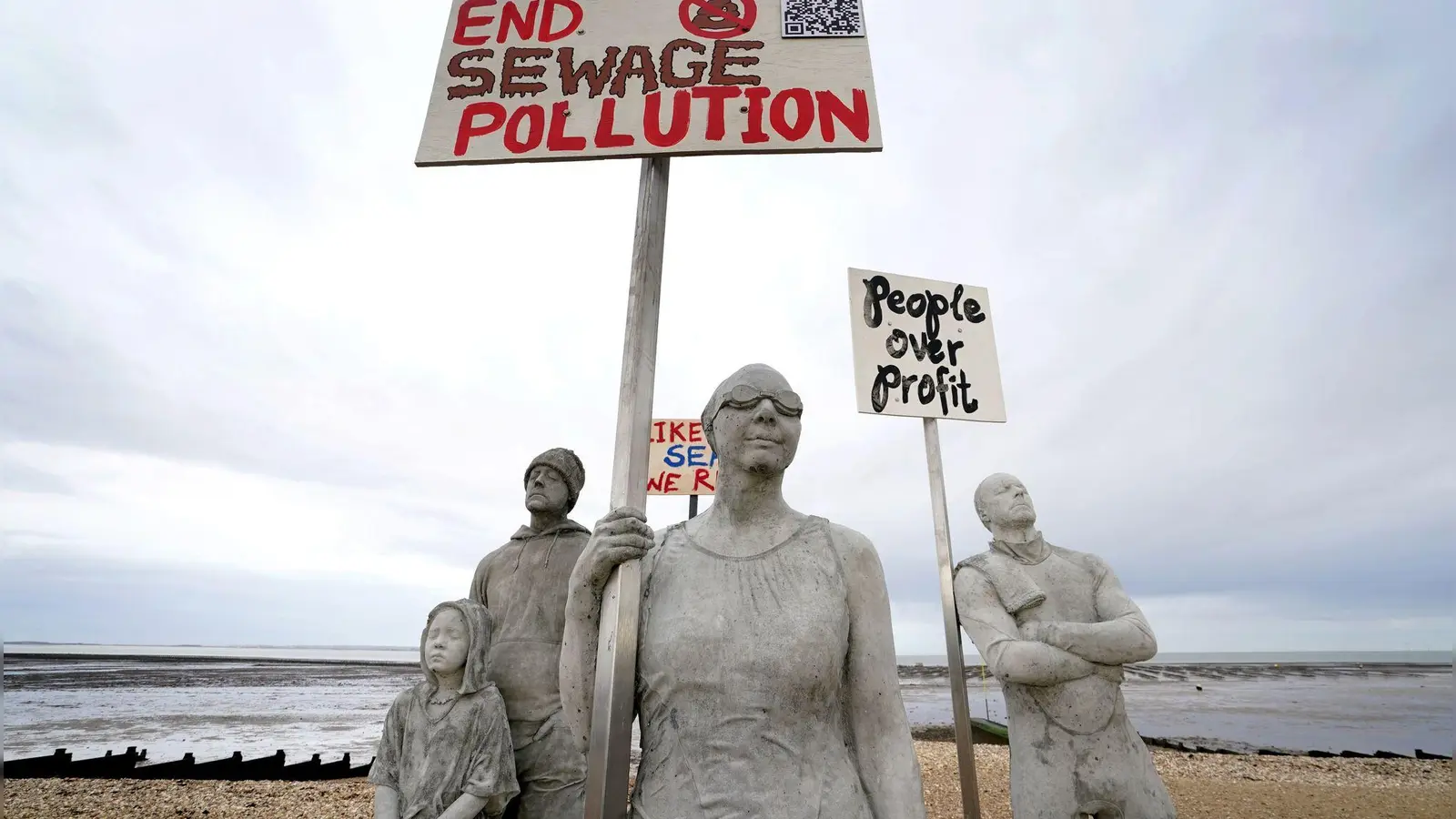 Mit der Kunstinstallation „Sirens of Sewage“ von Jason DeCaires Taylor sollen Menschen gewürdigt werden, die sich für den Schutz der Gewässer und der Meeresökologie einsetzen. (Foto: Gareth Fuller/Press Association/dpa)