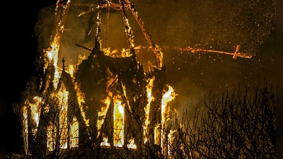 Die Vondelkirche in Amsterdam ist durch einen Brand in der Silvesternacht schwer beschädigt worden. (Foto: Remko De Waal/ANP/dpa)