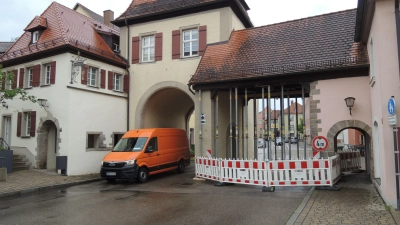 Die Durchfahrt im Oberen Tores stadteinwärts ist inzwischen stabilisiert. Jedoch bleibt sie ebenso wie der westliche Fußweg bis auf Weiteres gesperrt. Derweil können die Verkehrsteilnehmer Feuchtwangens Altstadt in nördlicher Richtung seit Donnerstag wieder durch das bei einem Unfall beschädigte Denkmal verlassen. (Foto: Peter Zumach)