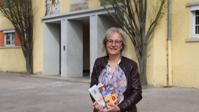 Die Leselust und die Lesefähigkeit zu fördern, liegt Schulleiterin Karin Promm am Herzen. (Foto: Oliver Herbst)