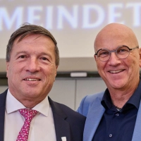 Max Gotz (links) löst Uwe Brandl (rechts) an der Spitze des Gemeindetags ab. (Foto: Peter Kneffel/dpa)