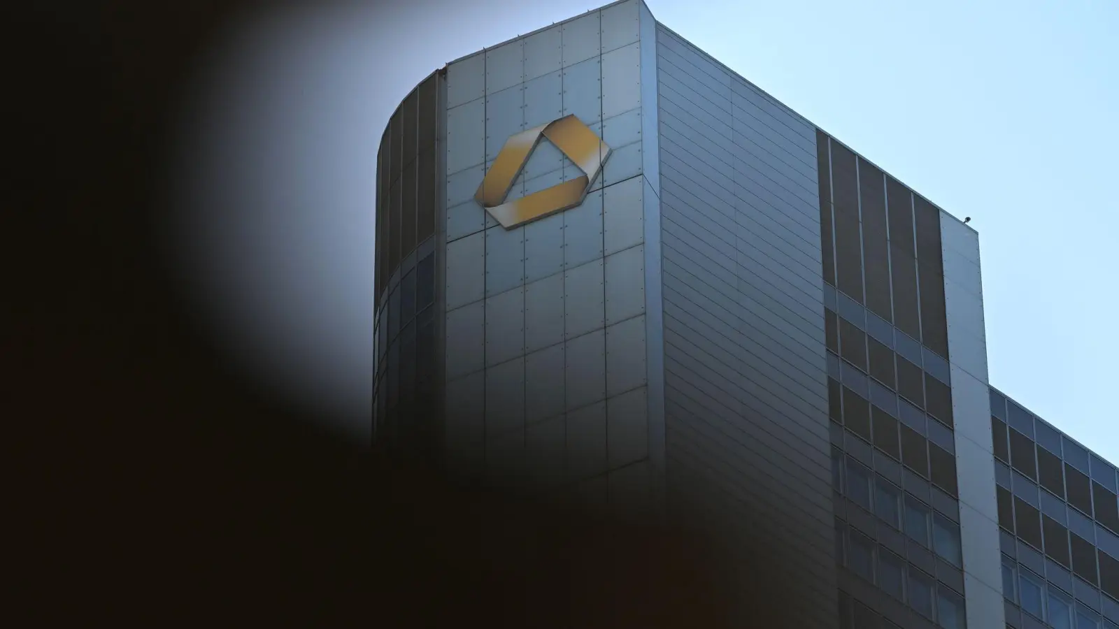 Wird die Commerzbank von der Unicredit geschluckt? (Archivbild) (Foto: Michael Brandt/dpa)