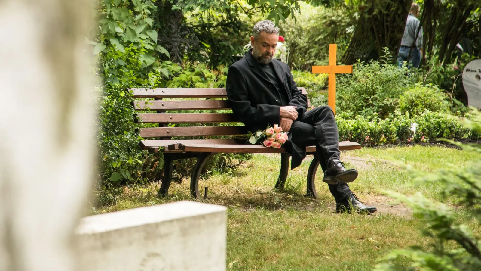 Wenn der verstorbene Ehepartner bereits Rente bezogen hat, können Witwen oder Witwer innerhalb von 30 Tagen nach dem Tod einen Vorschuss auf die Hinterbliebenenrente beantragen. (Foto: Christin Klose/dpa-tmn)