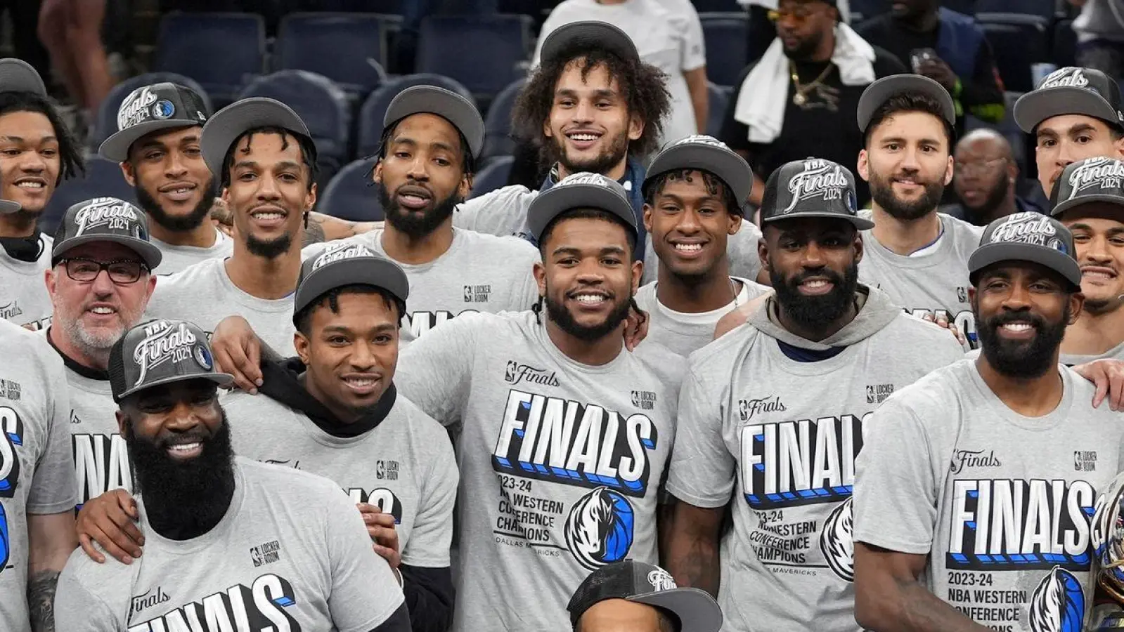 Die Dallas Mavericks feiern den Einzug in die  NBA-Finals. (Foto: Abbie Parr/AP)