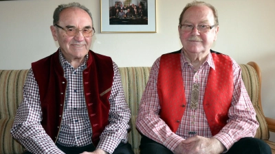 Ein Bild aus besseren Zeiten: Hier sitzen Hans (links) und Robert Treuheit noch vereint auf dem Sofa. Inzwischen ist Hans gestorben. Zum 30-jährigen Bestehen des Wirtshaussingens wird an ihn erinnert. (Archivfoto: Gudrun Schwarz)