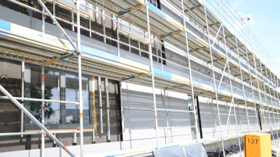 Am neuen Feuerwehrhaus werden aktuell schon die Fassadenelemente aufgebracht und nach mehreren Vergaben durch den Stadtrat wird es jetzt auch innen zügig weitergehen. (Foto: Christa Frühwald)