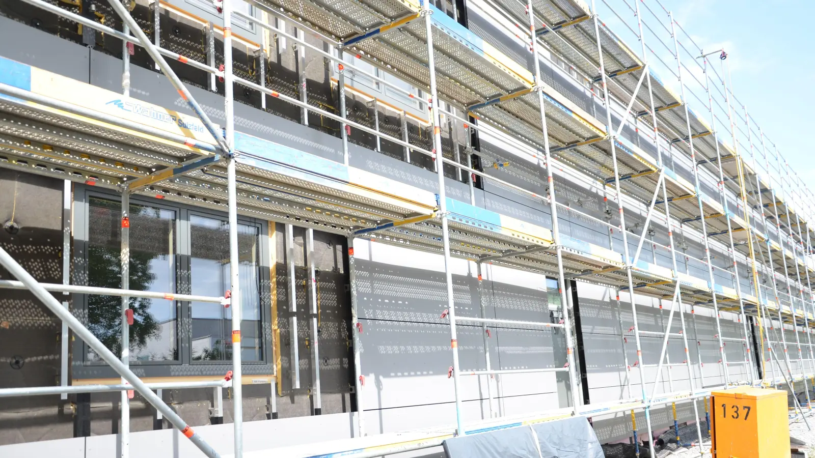 Am neuen Feuerwehrhaus werden aktuell schon die Fassadenelemente aufgebracht und nach mehreren Vergaben durch den Stadtrat wird es jetzt auch innen zügig weitergehen. (Foto: Christa Frühwald)