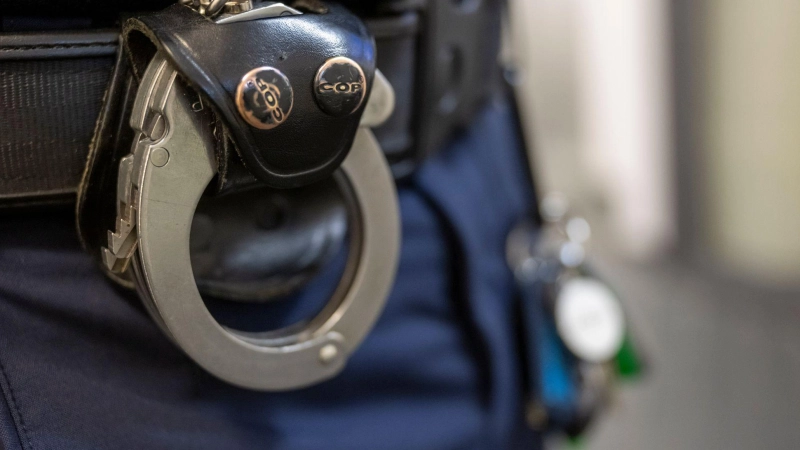 Die Frau wurde festgenommen, weil ein Haftbefehl gegen sie vorlag. (Symbolbild: Peter Kneffel/dpa)