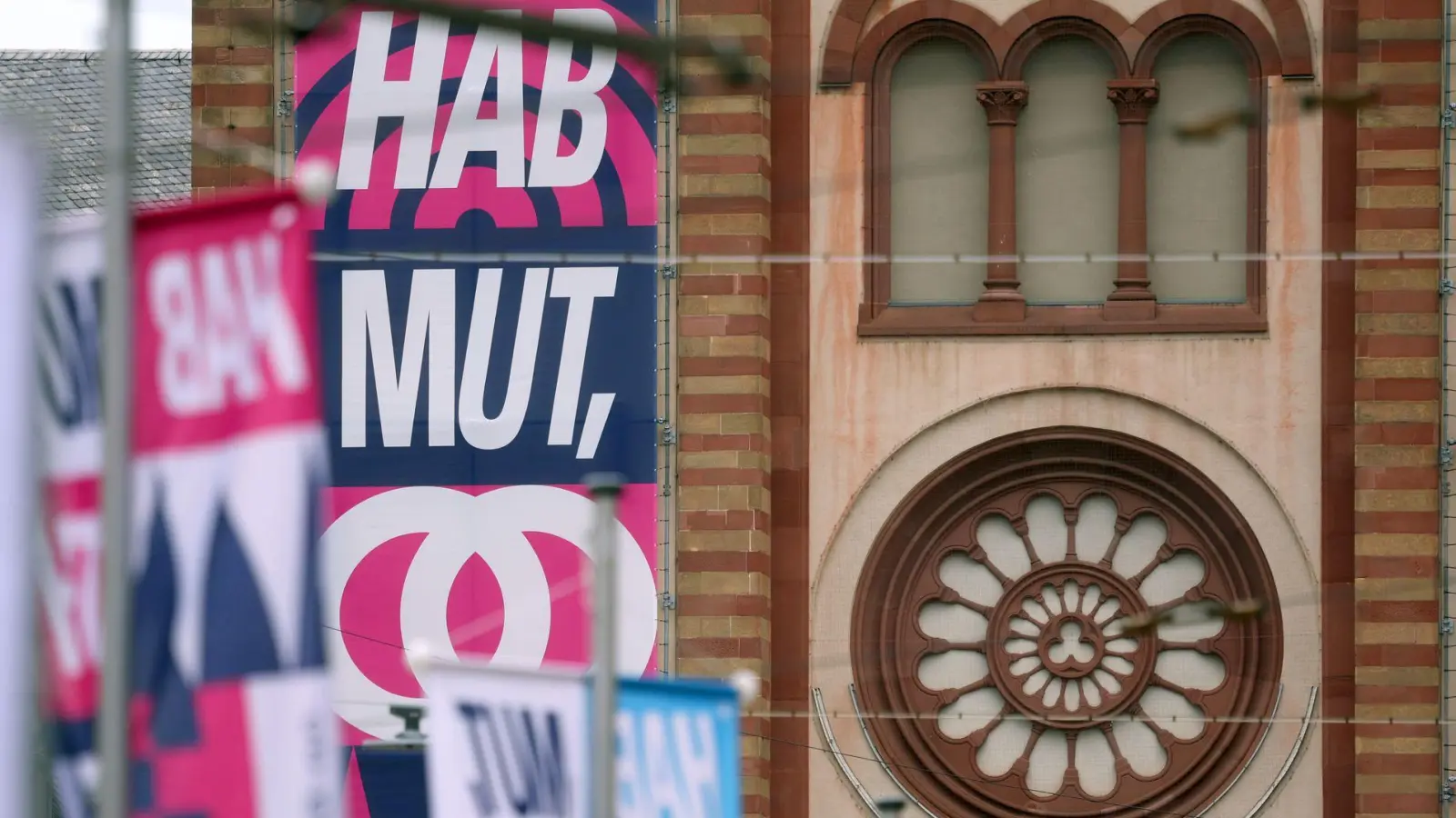 Der Slogan „HAB MUT, STEH AUF!” ist auf Bannern an den Türmen des Kiliansdoms zu sehen. (zu dpa: «Katholikentag rechnet mit 60.000 Besuchern») (Foto: Karl-Josef Hildenbrand)