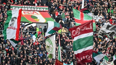 Fans des FC Augsburg schwenken ihre Fahnen in der WWK-Arena. (Archivfoto) (Foto: Harry Langer/dpa)