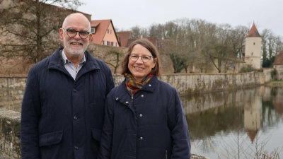 Christine und Uland Spahlinger werden ihren Ruhestand in Dinkelsbühl verbringen. Seit 2014 haben sie nach ihren vielfältigen Stationen die Vorzüge der Kleinstadt schätzen gelernt. (Foto: Martina Haas)