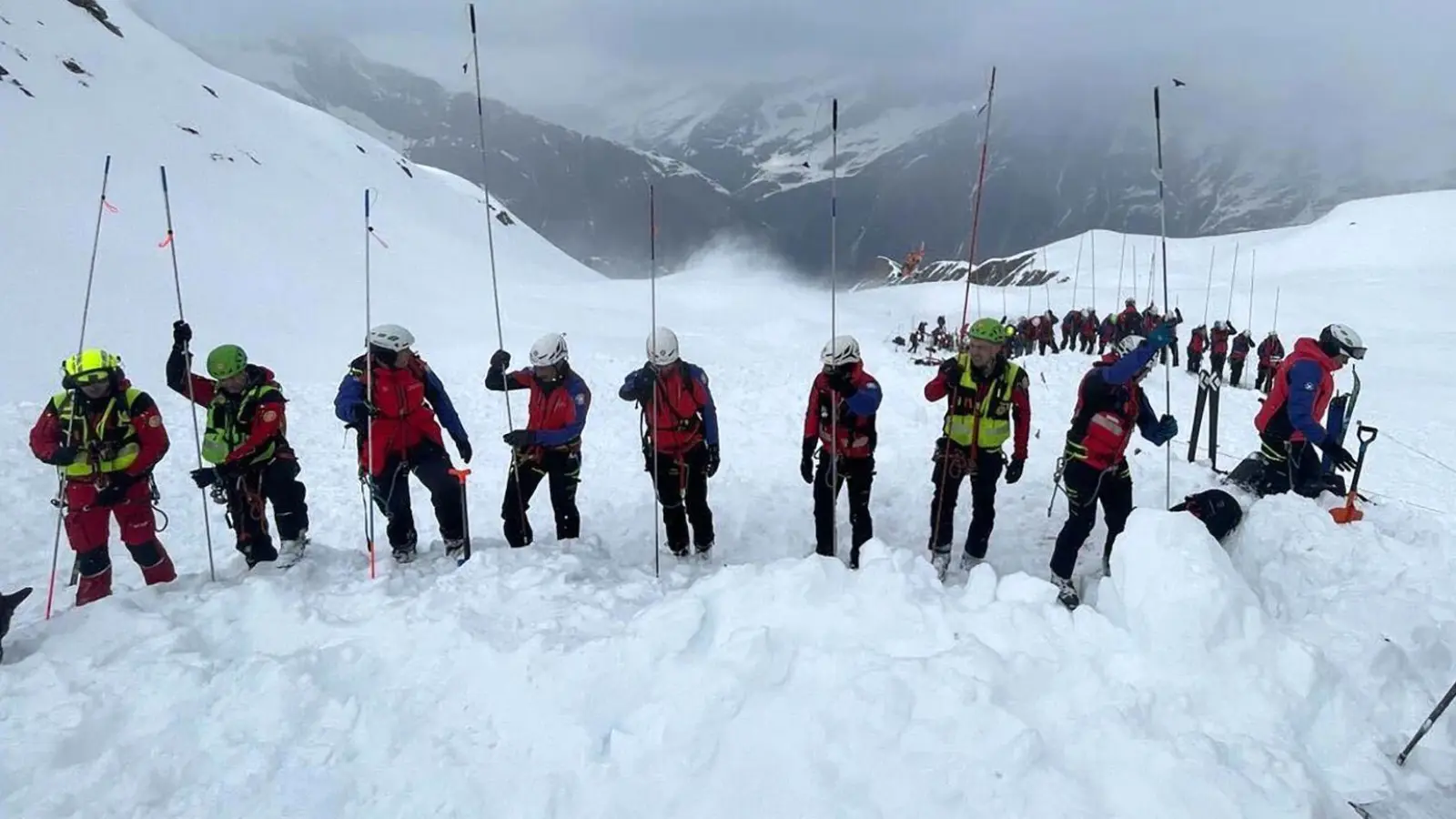 Mehr als 60 Rettungskräfte waren bei der Suche im Einsatz. (Foto: -/Italienische Bergwacht/dpa)
