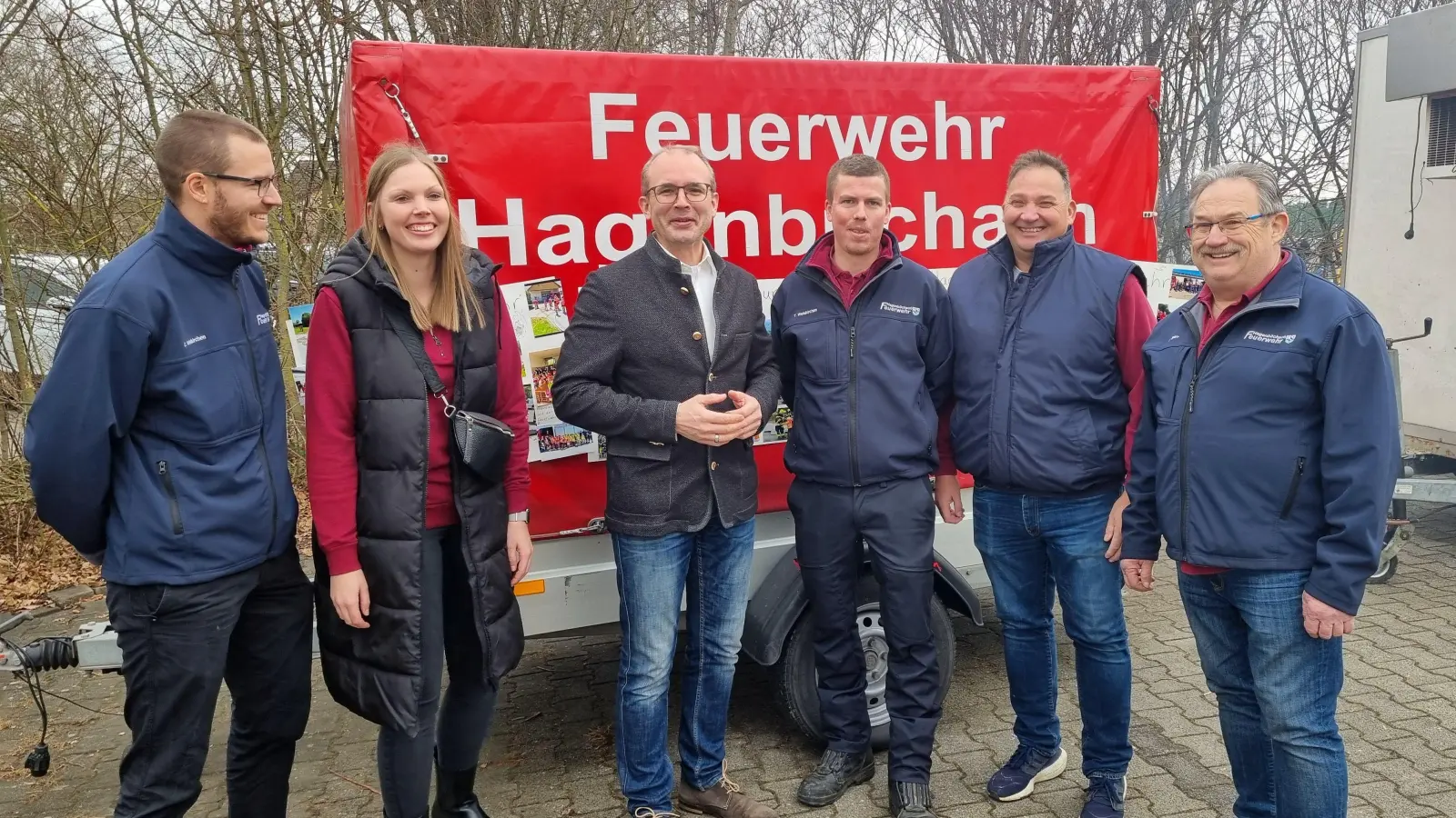 Nach dem Besuch des Wahllokals machte der Fürther CSU-Kandidat Tobias Winkler einen kurzen Abstecher bei der Feuerwehr in Hagenbüchach. (Foto: Rainer Weiskirchen)