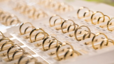 Faire Goldringe für die Trauung finden: Am besten gezielt nach Altgold fragen, das in Deutschland recycelt wurde. (Foto: Robert Günther/dpa-tmn)