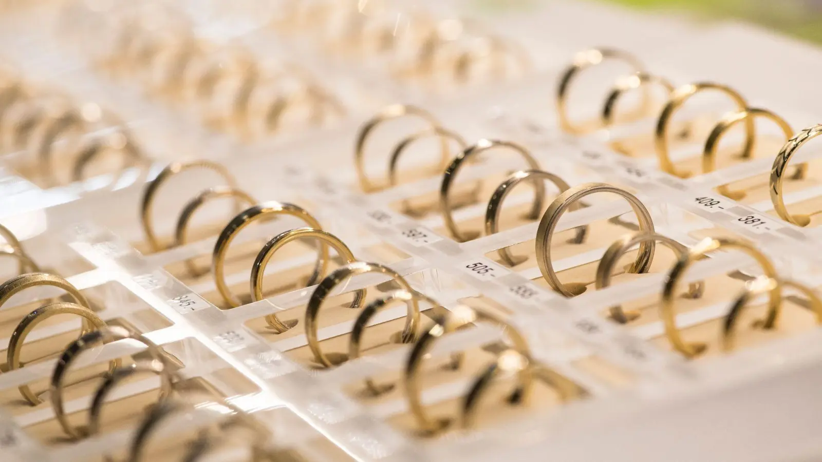 Faire Goldringe für die Trauung finden: Am besten gezielt nach Altgold fragen, das in Deutschland recycelt wurde. (Foto: Robert Günther/dpa-tmn)