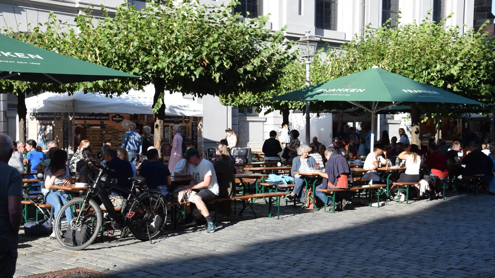 In Ansbach werden die Bierbank-Garnituren wieder entlang der Innenstadt aufgebaut. Im vergangenen Jahr kam das Weinfest gut bei der Bevölkerung an – das Wetter hatte überzeugt.  (Archivbild: Florian Schwab)