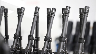 Stahl an Stahl: Die Läufe von Sturmgewehren in der Produktion von Heckler &amp; Koch. (Foto: Bernd Weißbrod/dpa)