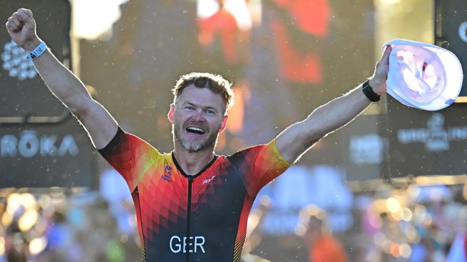 Geschafft: Gerd Stöcklein erreicht bei der Ironman-WM im französischen Nizza nach elf Stunden, 18 Minuten und 37 Sekunden das Ziel. (Foto: Franziska Stöcklein)