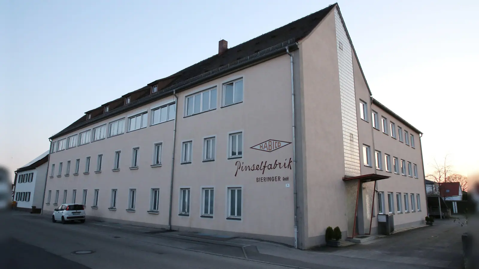 Das alte Produktionsgebäude der Firma Habico an der Liebersdorfer Straße 4 in Bechhofen: Im Erdgeschoss sollen Räume entstehen, die für kreative und kulturelle Events, Meetings, Workshops oder Vorträge genutzt werden können. (Foto: Alexander Biernoth)