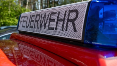 Zahlreiche Einsatzkräfte der Feuerwehr wurden am Donnerstagabend zu einem Mehrfamilienhaus in Ansbach gerufen. (Symbolbild: Pia Bayer/dpa)