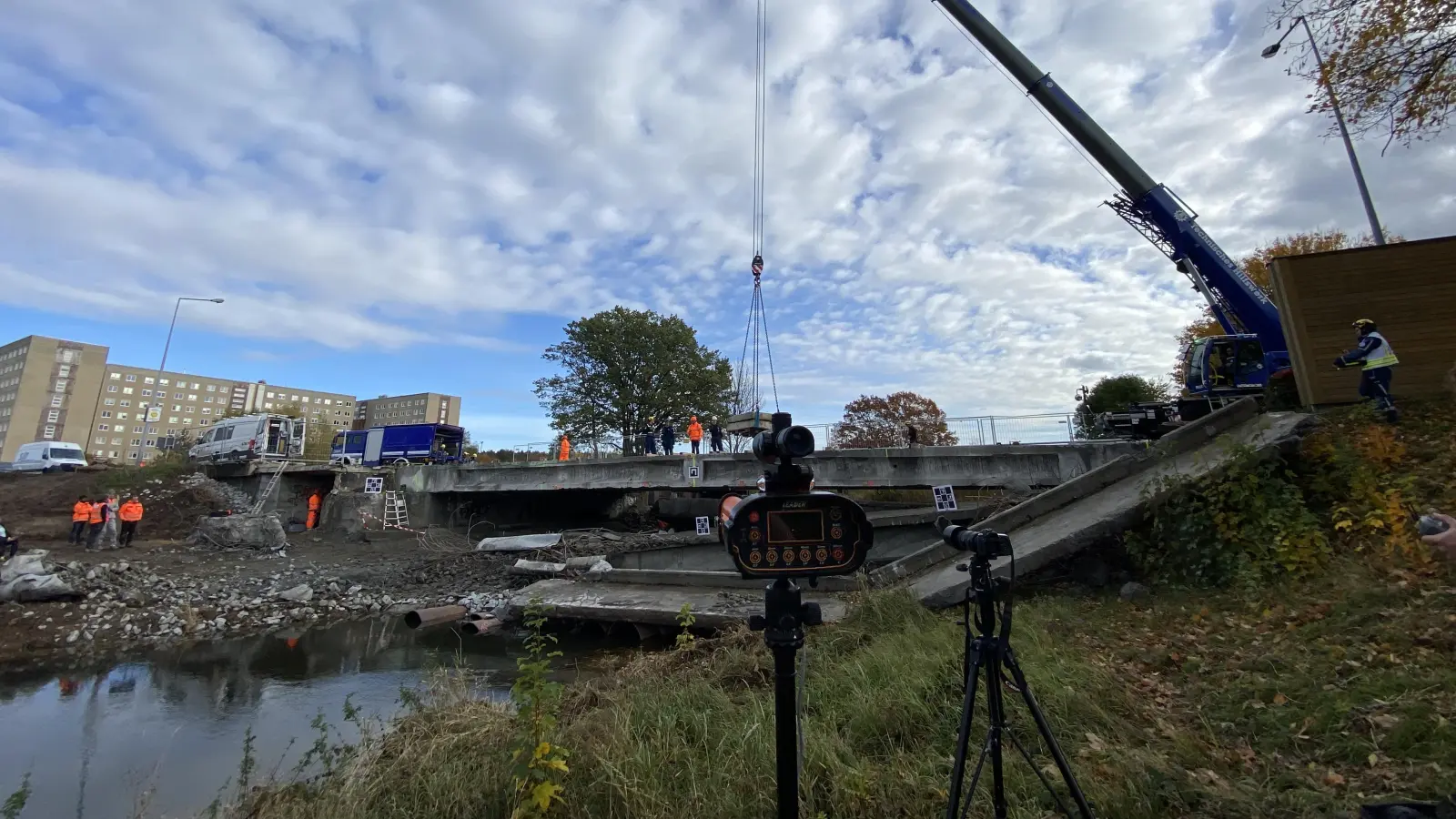 Nachdem Sensorik und Messtechnik angebracht und vorbereitet worden waren, begann das Auflasten mittels Autokran. Im Vordergrund ist das eingesetzte SENTRY-System zu sehen. (Foto: THW/Christopher Beckler)
