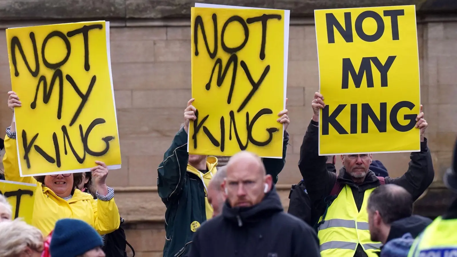 Monarchie-Gegner tragen Plakate mit der Aufschrift „Not My King“ (dt: nicht mein König), während sie auf die Ankunft von Charles und Camilla zum königlichen Gründonnerstagsgottesdienst im York Minster warten. (Foto: Owen Humphreys/PA Wire/dpa)