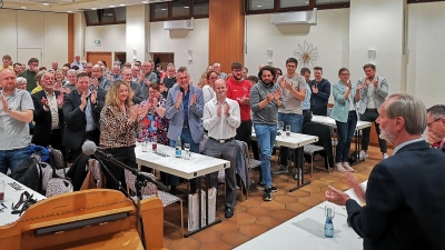 Dieter Kölle (rechts) erlebte in der Hauptversammlung emotionale Momente. Die Anwesenden erhoben sich und applaudierten dem Mann, der den TSV 2000 ein Vierteljahrhundert geführt hat. (Foto: Jürgen Binder)