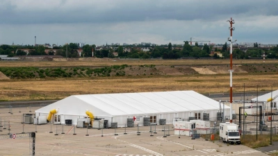 Auf dem Gelände des ehemaligen Flughafens Tegel steht das sogenannte Labor 5000 vom Deutschen Roten Kreuz (DRK). In der Zeltstadt, die mit Bundesmitteln finanziert wurde, können im Notfall bis zu 5000 Menschen leben. (Foto: Christophe Gateau/Deutsche Presse-Agentur GmbH/dpa)