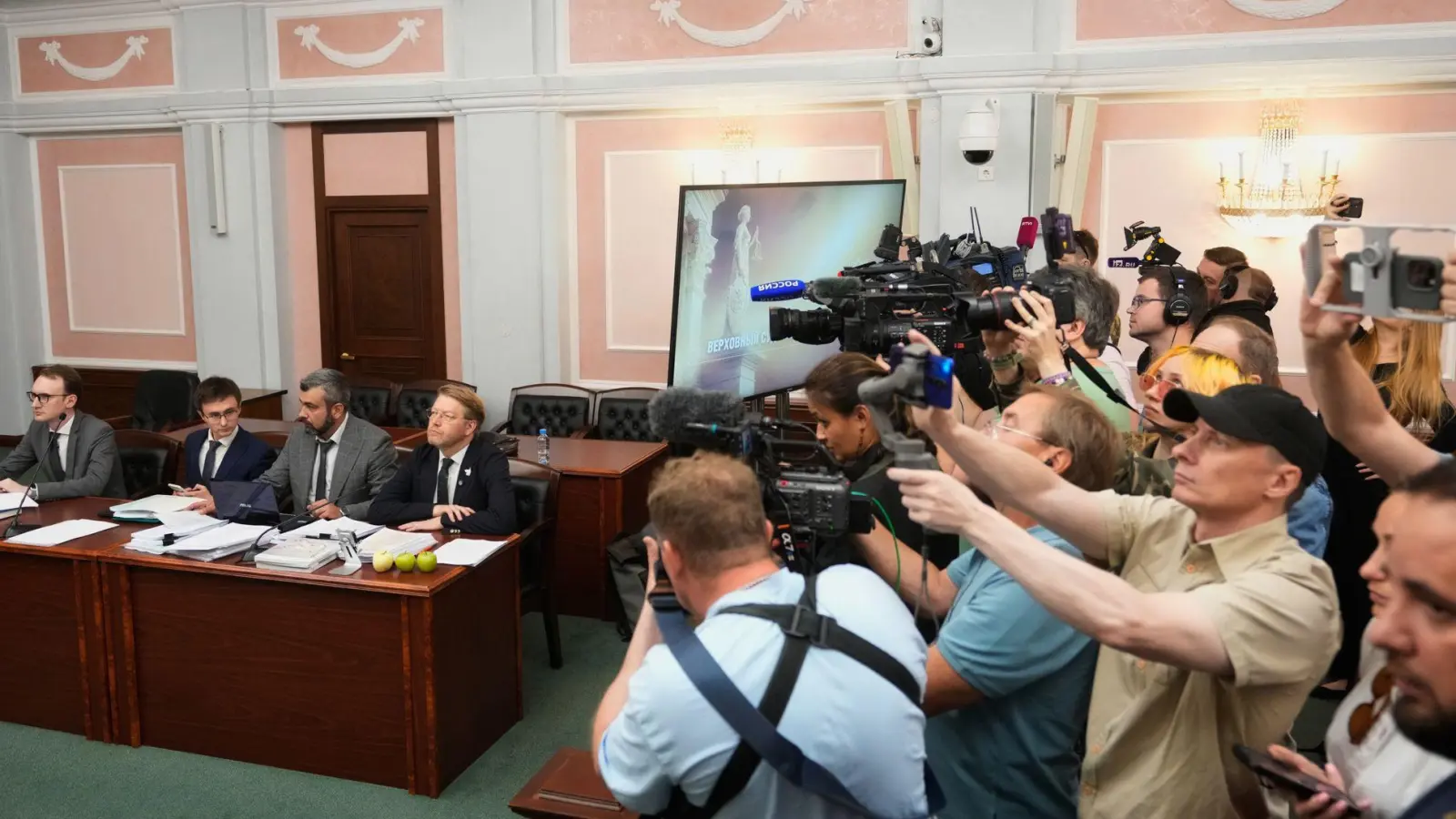 Das Oberste Gericht in Moskau hat nach einem Antrag kremltreuer Kräfte den Ausschluss der liberalen Oppositionspartei von der Parlamentswahl verfügt. (Foto: Pavel Bednyakov/AP/dpa)